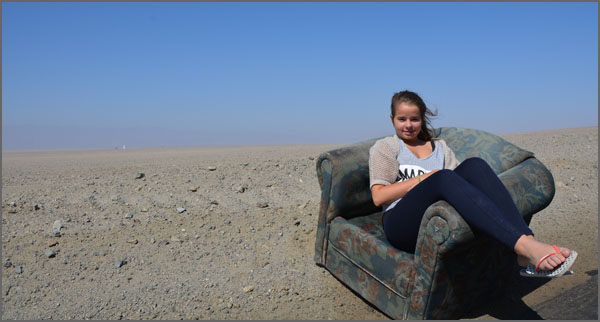 clemence sur fauteuil dans le désert